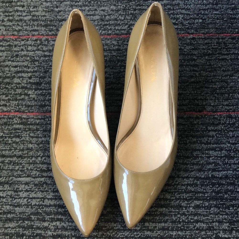 Prada tan patent leather heels - size 39.5